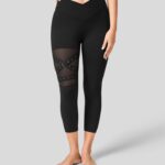 aktív ruházat Halara magas derekú crossover kontraszt hálós dekoratív csatos jóga capri leggings fekete nők 8FPF801554