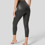 aktív ruházat Halara softlyzero műbőr magas derekú hátsó oldalzseb fóliamintás rugalmas capri jóga leggings fényes alkonyfekete nők 8FPF801541